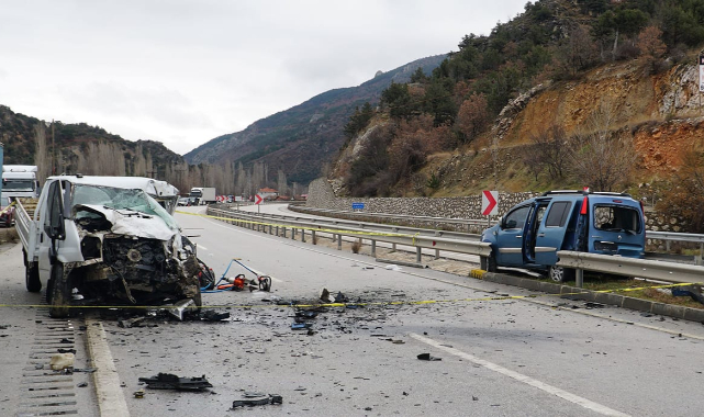 İnegöl de Korkunç çarpışma 3 yaralı sürücü araçta sıkıştı BURSA