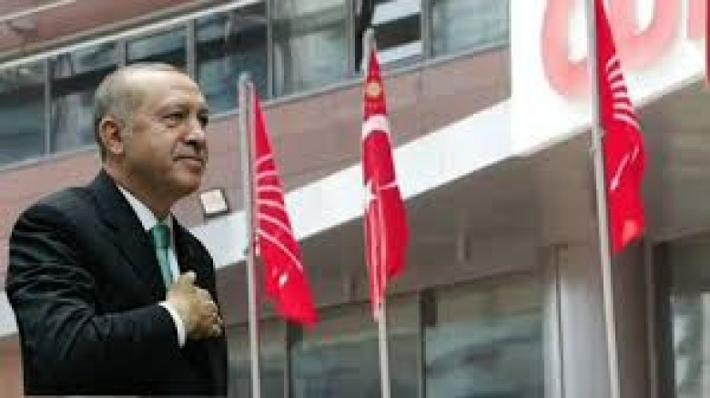 CHP genel merkezine cumhurbaşkanlığı forslu bayrak asıldı CHP yeni sistemi tanıdı yorumları