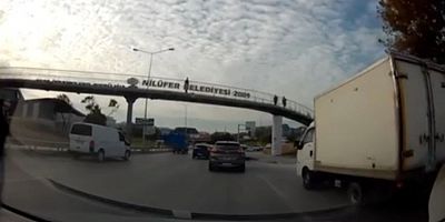 Bursa'da en sağ şeritten en sola geçen sürücü kaza yaptı!