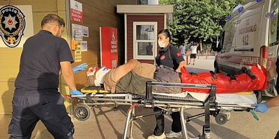 Bursa'da ilaçlama makinesini bağlamak istediği traktörün altında kalan çiftçi ağır yaralandı