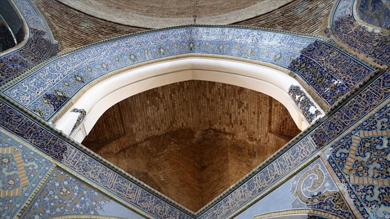 Tebriz'in adını kendine has mavi çinilerinden alan camisi 