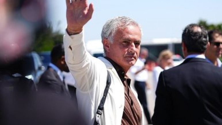 Teknik direktör Jose Mourinho, Fenerbahçe için İstanbul'a geldi